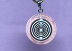 Amulett – Resin mit Glitzer – Lakhovsky MWO – 18 mm / goldlegiert / zart rose – Produktansicht 1