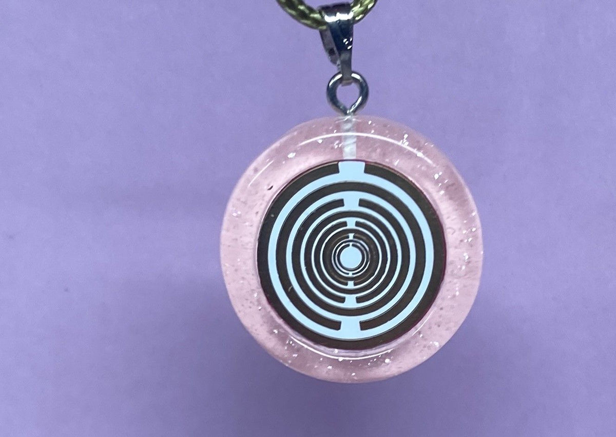 Amulett – Resin mit Glitzer – Lakhovsky MWO – 18 mm / goldlegiert / zart rose – Produktansicht 1