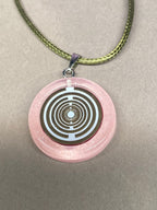 Amulett – Resin mit Glitzer – Lakhovsky MWO – 18 mm / goldlegiert / zart rose – Produktansicht 1