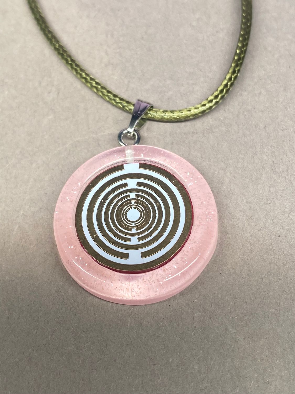 Amulett – Resin mit Glitzer – Lakhovsky MWO – 18 mm / goldlegiert / zart rose – Produktansicht 1