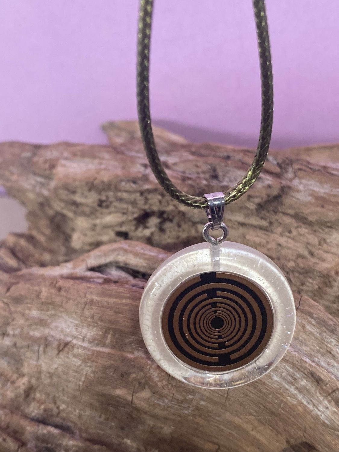 Anhänger – Resin mit Glitzer, Disc im Lakhovsky MWOn Design 18 mm, goldlegiert, kupferunterlegt, weiß – Produktansicht 1