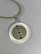 Anhänger – Resin mit Glitzer, Disc im Lakhovsky MWOn Design 18 mm, goldlegiert, kupferunterlegt, weiß – Produktansicht 1