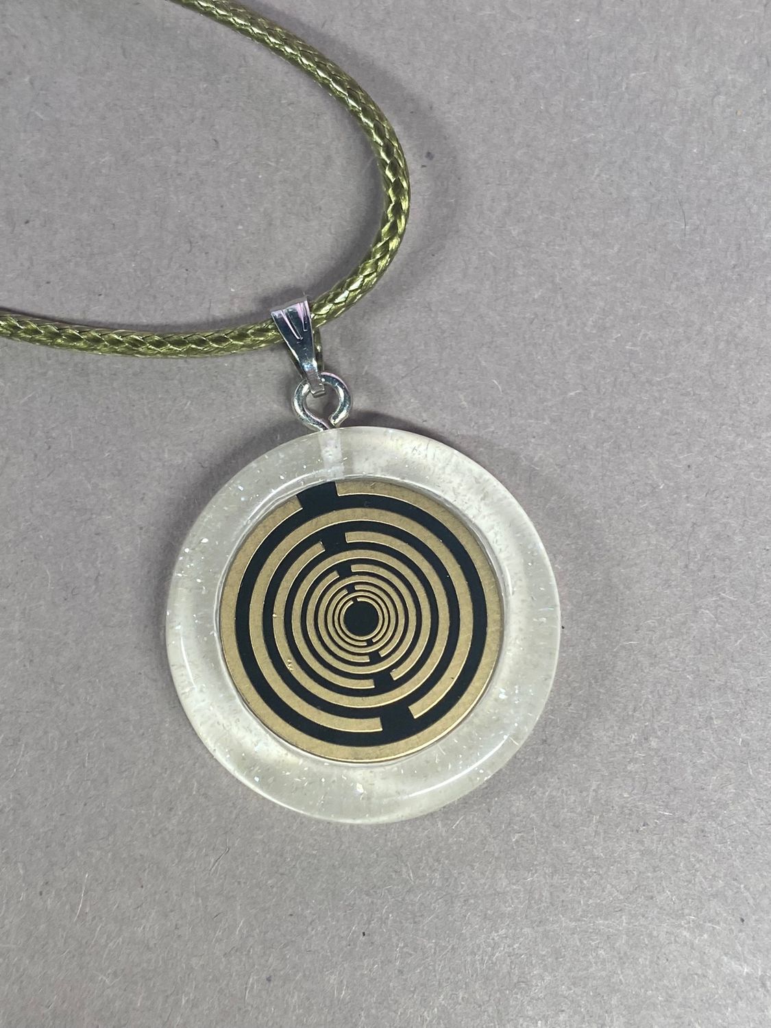 Anhänger – Resin mit Glitzer, Disc im Lakhovsky MWOn Design 18 mm, goldlegiert, kupferunterlegt, weiß – Produktansicht 1