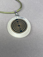 Anhänger – Resin mit Glitzer, Disc im Lakhovsky MWOn Design 18 mm, goldlegiert, kupferunterlegt, weiß – Produktansicht 1