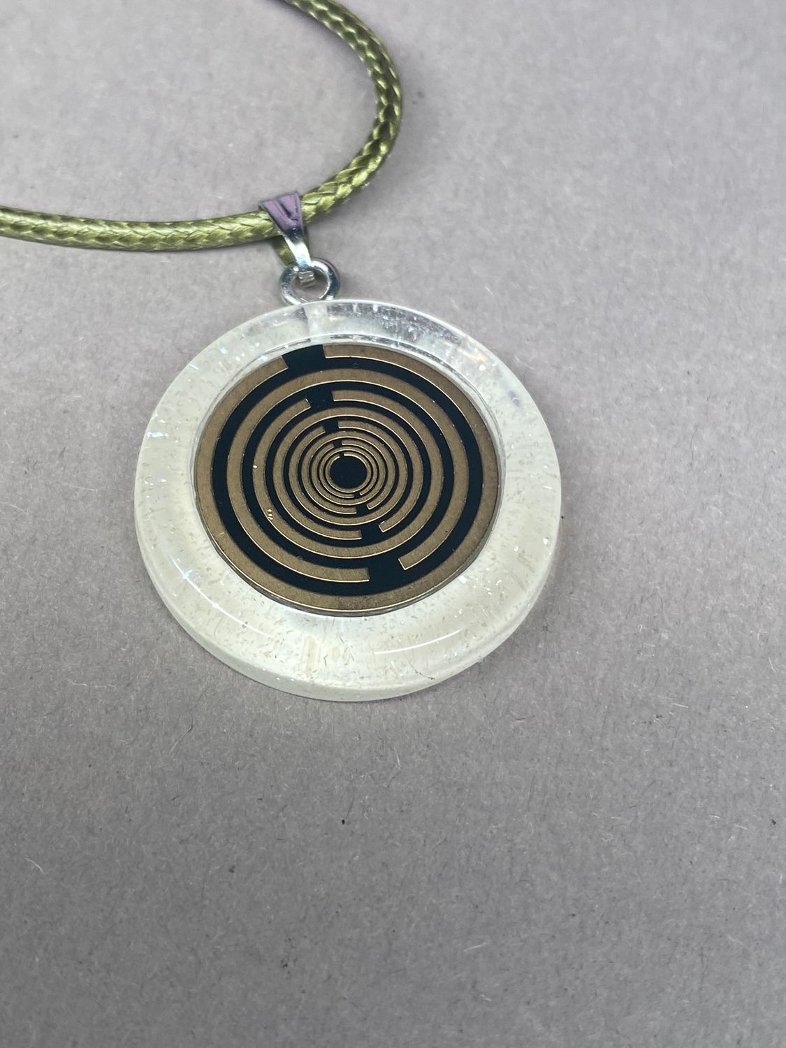 Anhänger – Resin mit Glitzer, Disc im Lakhovsky MWOn Design 18 mm, goldlegiert, kupferunterlegt, weiß – Produktansicht 1