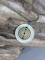 Anhänger – Resin mit Glitzer, Disc im Lakhovsky MWOn Design 18 mm, goldlegiert, kupferunterlegt, weiß – Produktansicht 1