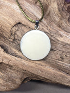 Anhänger – Resin mit Glitzer, Disc im Lakhovsky MWOn Design 18 mm, goldlegiert, kupferunterlegt, weiß – Produktansicht 1