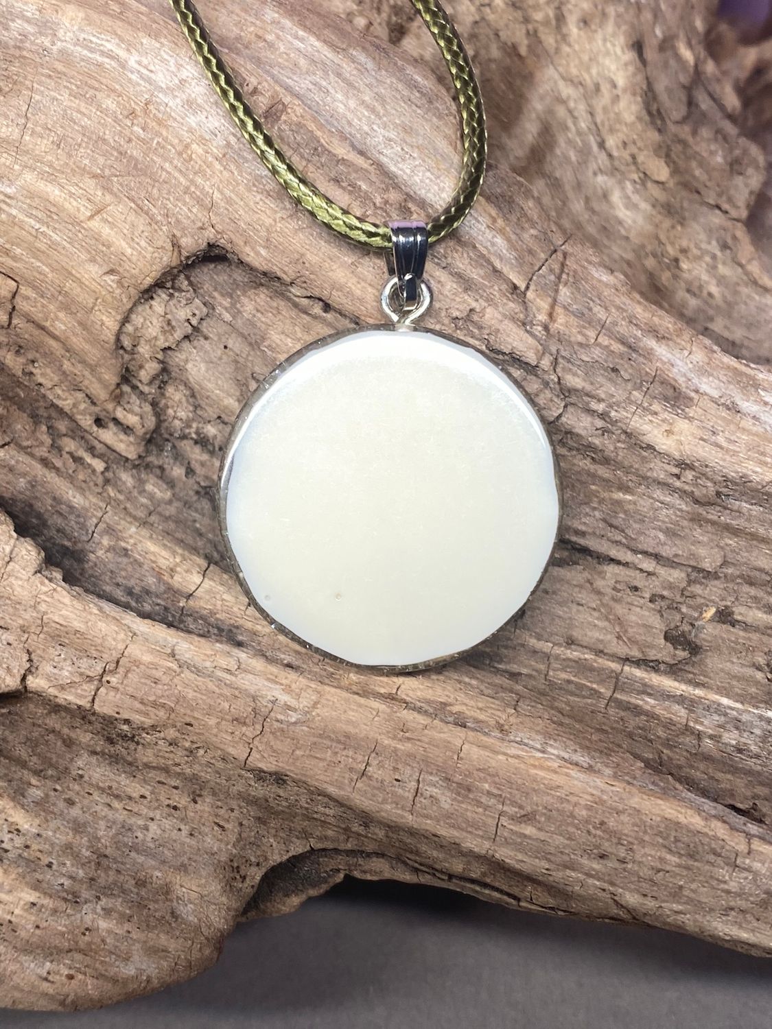 Anhänger – Resin mit Glitzer, Disc im Lakhovsky MWOn Design 18 mm, goldlegiert, kupferunterlegt, weiß – Produktansicht 1