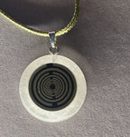 Anhänger – Resin mit Glitzer, Disc im Lakhovsky MWOn Design 18 mm, goldlegiert, kupferunterlegt, weiß – Produktansicht 1