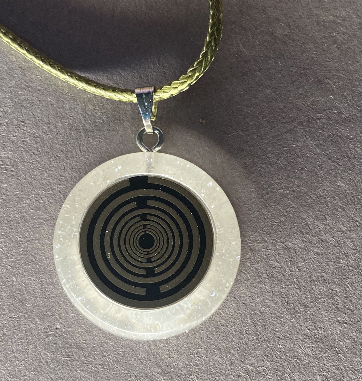 Anhänger – Resin mit Glitzer, Disc im Lakhovsky MWOn Design 18 mm, goldlegiert, kupferunterlegt, weiß – Produktansicht 1
