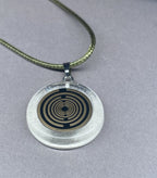 Anhänger – Resin mit Glitzer, Disc im Lakhovsky MWOn Design 18 mm, goldlegiert, kupferunterlegt, weiß – Produktansicht 1