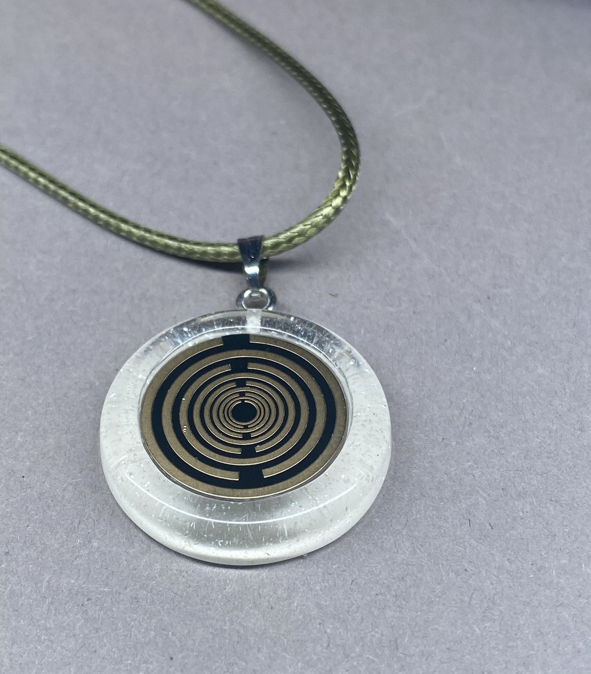 Anhänger – Resin mit Glitzer, Disc im Lakhovsky MWOn Design 18 mm, goldlegiert, kupferunterlegt, weiß – Produktansicht 1