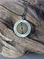 Anhänger – Resin mit Glitzer, Disc im Lakhovsky MWOn Design 18 mm, goldlegiert, kupferunterlegt, weiß – Produktansicht 1