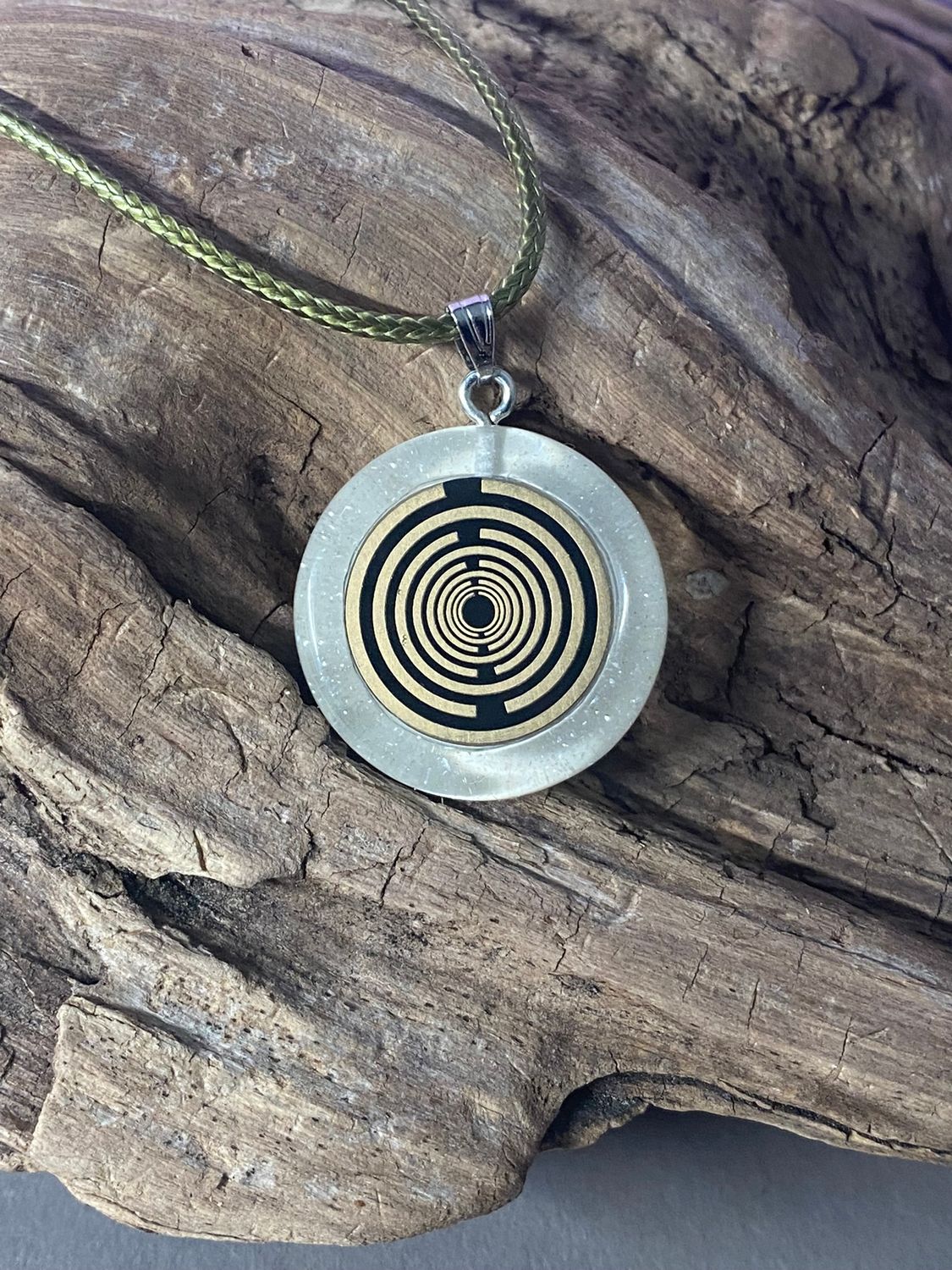 Anhänger – Resin mit Glitzer, Disc im Lakhovsky MWOn Design 18 mm, goldlegiert, kupferunterlegt, weiß – Produktansicht 1