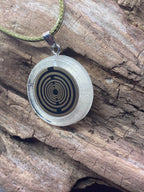 Anhänger – Resin mit Glitzer, Disc im Lakhovsky MWOn Design 18 mm, goldlegiert, kupferunterlegt, weiß – Produktansicht 1