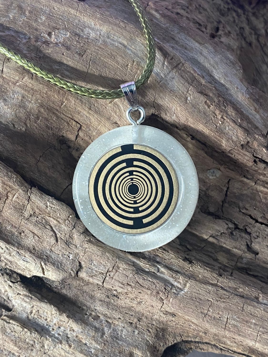 Anhänger – Resin mit Glitzer, Disc im Lakhovsky MWOn Design 18 mm, goldlegiert, kupferunterlegt, weiß – Produktansicht 1