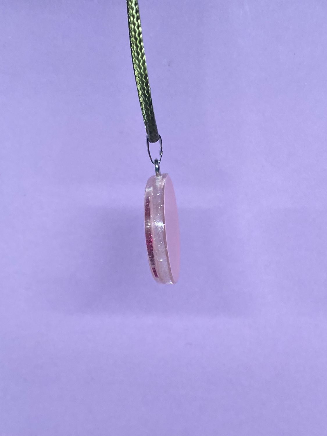 Amulett – Resin mit Glitzer – Lakhovsky MWO – 18 mm / goldlegiert / zart rose – Produktansicht 1