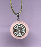 Amulett – Resin mit Glitzer – Lakhovsky MWO – 18 mm / goldlegiert / zart rose – Produktansicht 1