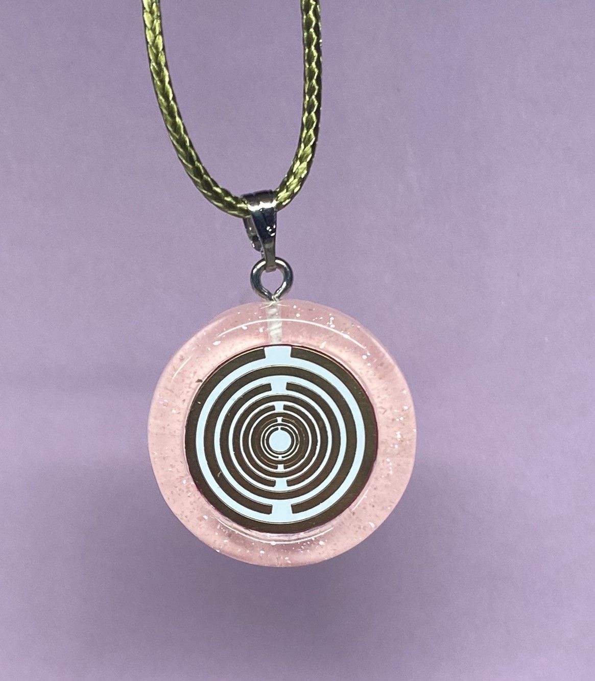 Amulett – Resin mit Glitzer – Lakhovsky MWO – 18 mm / goldlegiert / zart rose – Produktansicht 1