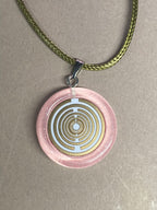 Amulett – Resin mit Glitzer – Lakhovsky MWO – 18 mm / goldlegiert / zart rose – Produktansicht 1