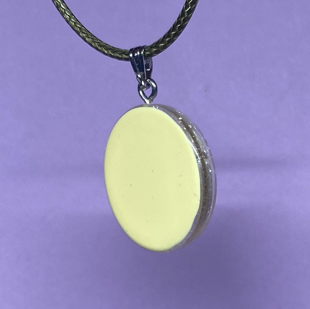 Anhänger – Resin mit Glitzer, Disc im Lakhovsky MWOn Design 18 mm, goldlegiert, kupferunterlegt, gelb – Produktansicht 1