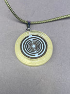 Anhänger – Resin mit Glitzer, Disc im Lakhovsky MWOn Design 18 mm, goldlegiert, kupferunterlegt, gelb – Produktansicht 1