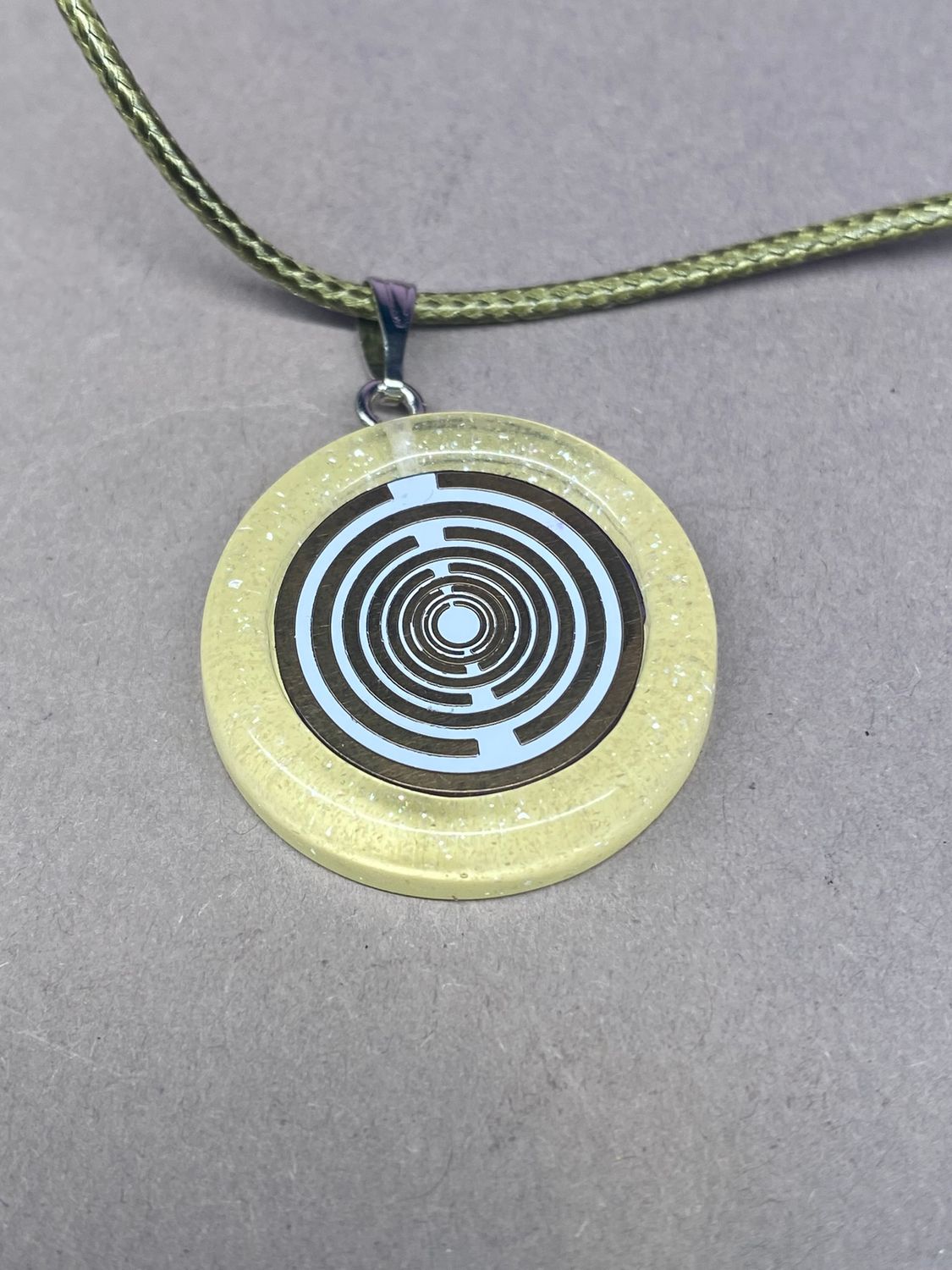 Anhänger – Resin mit Glitzer, Disc im Lakhovsky MWOn Design 18 mm, goldlegiert, kupferunterlegt, gelb – Produktansicht 1