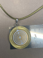 Anhänger – Resin mit Glitzer, Disc im Lakhovsky MWOn Design 18 mm, goldlegiert, kupferunterlegt, gelb – Produktansicht 1