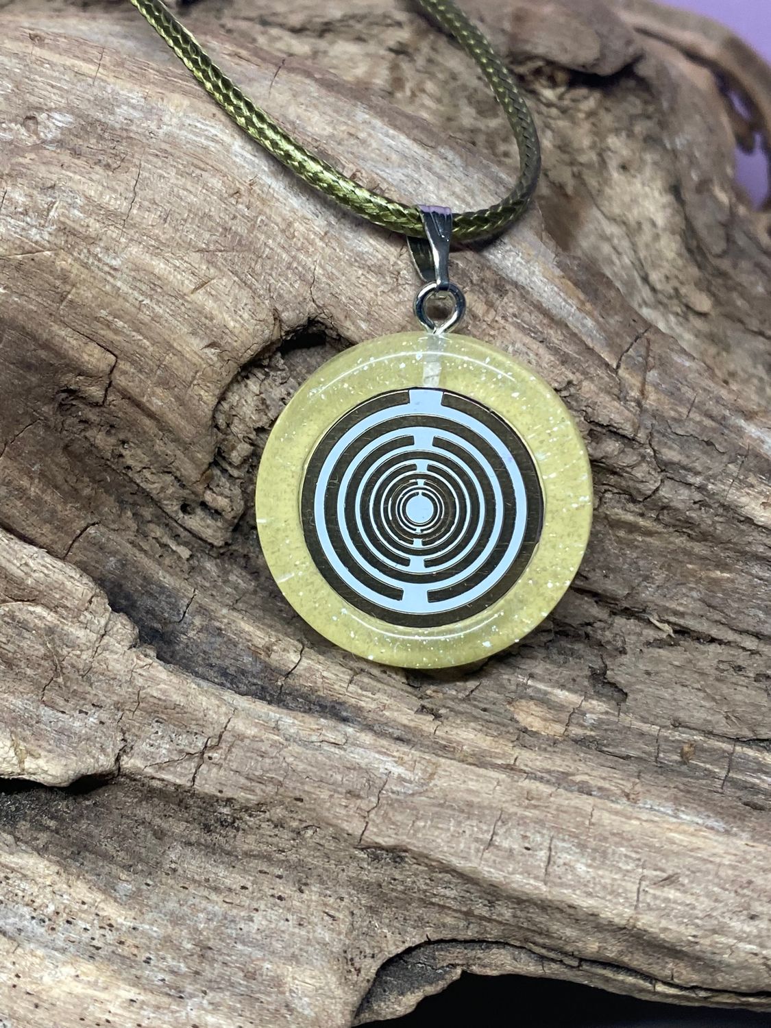 Anhänger – Resin mit Glitzer, Disc im Lakhovsky MWOn Design 18 mm, goldlegiert, kupferunterlegt, gelb – Produktansicht 1
