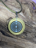 Anhänger – Resin mit Glitzer, Disc im Lakhovsky MWOn Design 18 mm, goldlegiert, kupferunterlegt, gelb – Produktansicht 1
