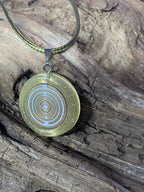 Anhänger – Resin mit Glitzer, Disc im Lakhovsky MWOn Design 18 mm, goldlegiert, kupferunterlegt, gelb – Produktansicht 1