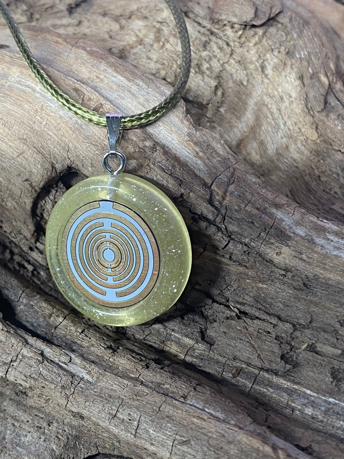 Anhänger – Resin mit Glitzer, Disc im Lakhovsky MWOn Design 18 mm, goldlegiert, kupferunterlegt, gelb – Produktansicht 1