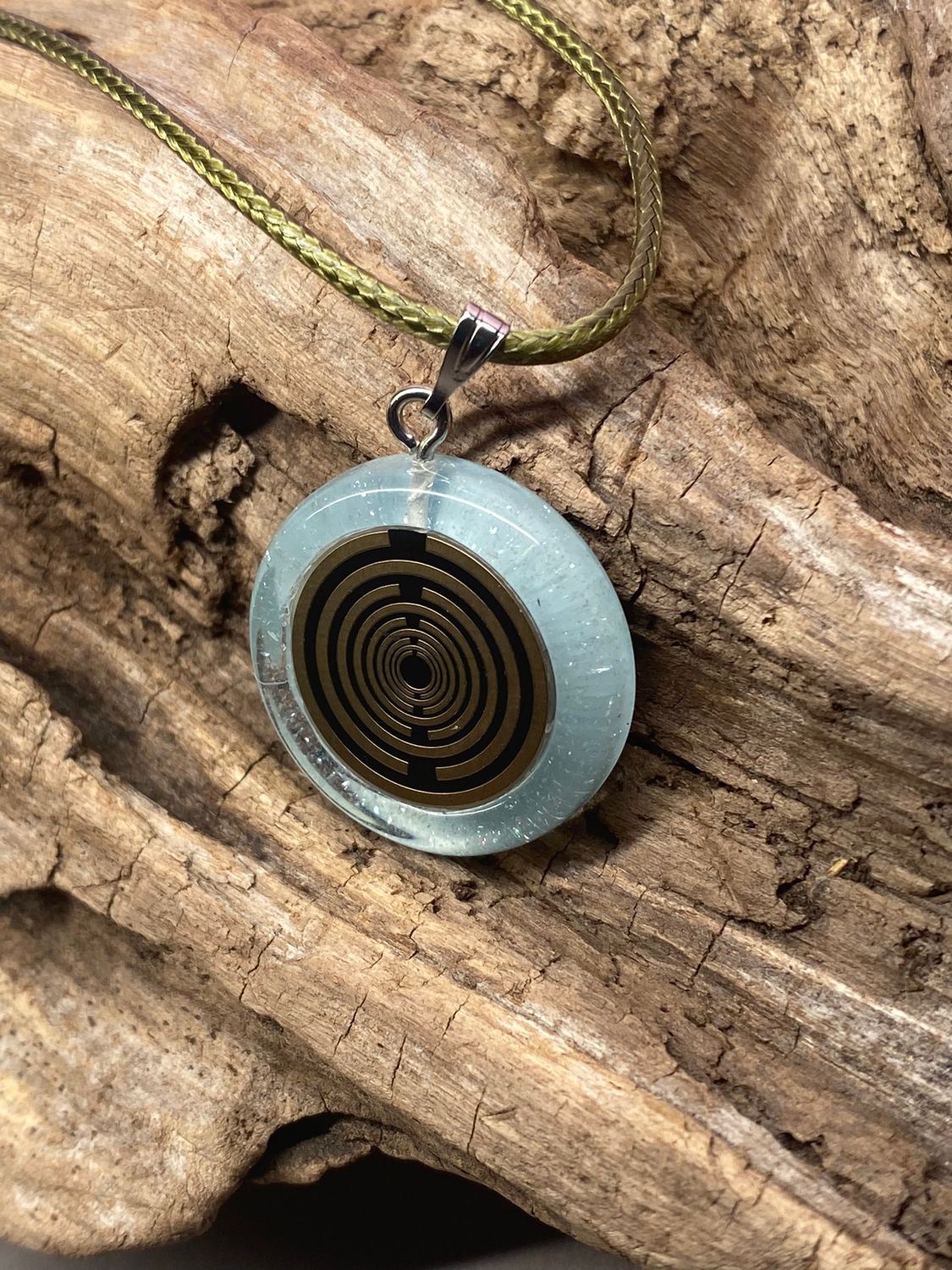 Anhänger – Resin mit Glitzer, Disc im Lakhovsky MWOn Design 18 mm, goldlegiert, kupferunterlegt, blau – Produktansicht 1