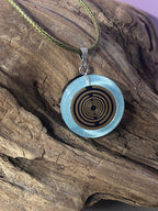 Anhänger – Resin mit Glitzer, Disc im Lakhovsky MWOn Design 18 mm, goldlegiert, kupferunterlegt, blau – Produktansicht 1