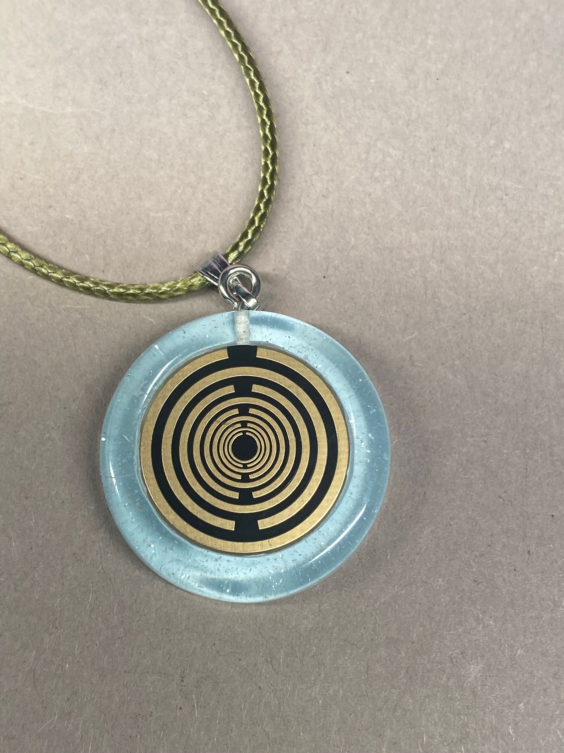 Anhänger – Resin mit Glitzer, Disc im Lakhovsky MWOn Design 18 mm, goldlegiert, kupferunterlegt, blau – Produktansicht 1