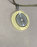 Anhänger – Resin mit Glitzer, Disc im Lakhovsky MWOn Design 18 mm, goldlegiert, kupferunterlegt, gelb – Produktansicht 1