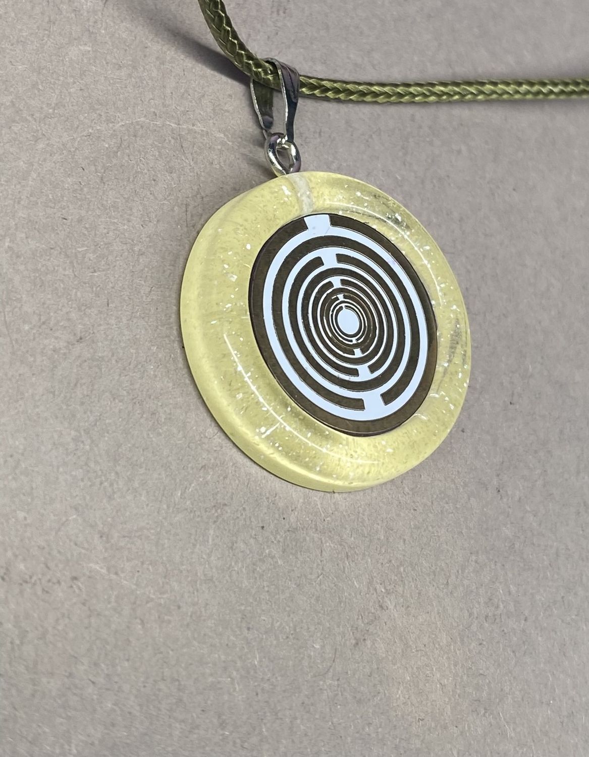 Anhänger – Resin mit Glitzer, Disc im Lakhovsky MWOn Design 18 mm, goldlegiert, kupferunterlegt, gelb – Produktansicht 1