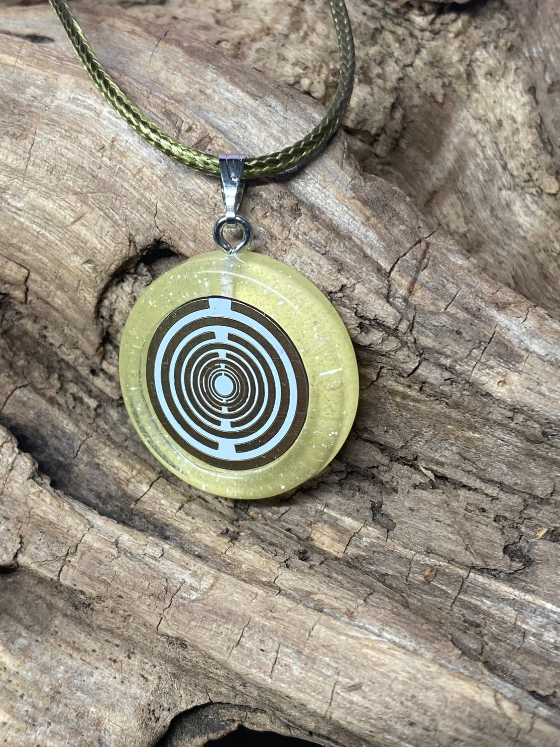 Anhänger – Resin mit Glitzer, Disc im Lakhovsky MWOn Design 18 mm, goldlegiert, kupferunterlegt, gelb – Produktansicht 1