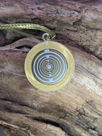 Anhänger – Resin mit Glitzer, Disc im Lakhovsky MWOn Design 18 mm, goldlegiert, kupferunterlegt, gelb – Produktansicht 1