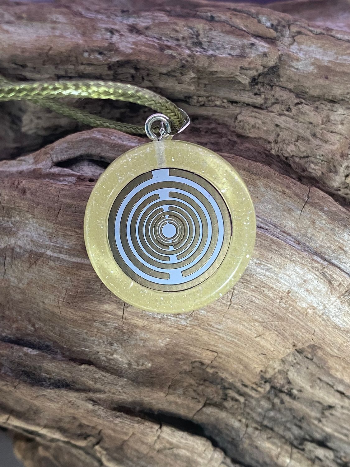 Anhänger – Resin mit Glitzer, Disc im Lakhovsky MWOn Design 18 mm, goldlegiert, kupferunterlegt, gelb – Produktansicht 1