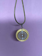 Anhänger – Resin mit Glitzer, Disc im Lakhovsky MWOn Design 18 mm, goldlegiert, kupferunterlegt, gelb – Produktansicht 1