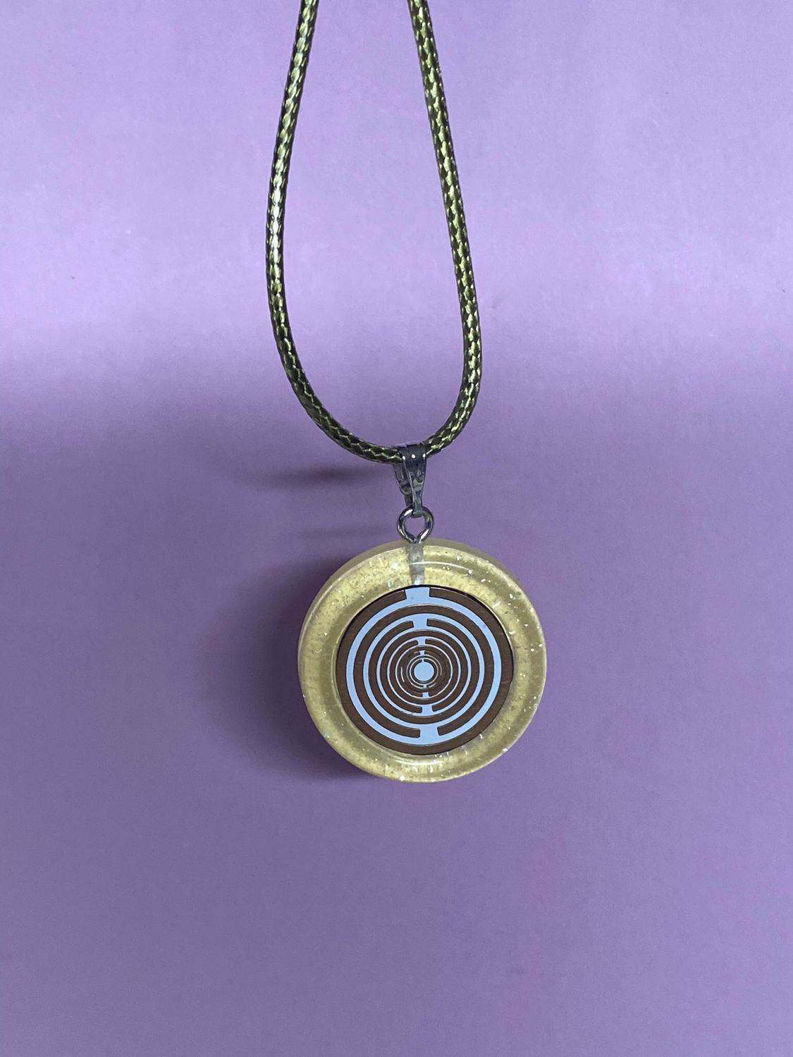 Anhänger – Resin mit Glitzer, Disc im Lakhovsky MWOn Design 18 mm, goldlegiert, kupferunterlegt, gelb – Produktansicht 1
