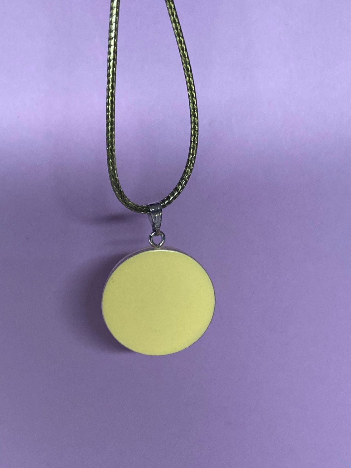 Anhänger – Resin mit Glitzer, Disc im Lakhovsky MWOn Design 18 mm, goldlegiert, kupferunterlegt, gelb – Produktansicht 1