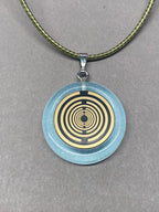 Anhänger – Resin mit Glitzer, Disc im Lakhovsky MWOn Design 18 mm, goldlegiert, kupferunterlegt, blau – Produktansicht 1