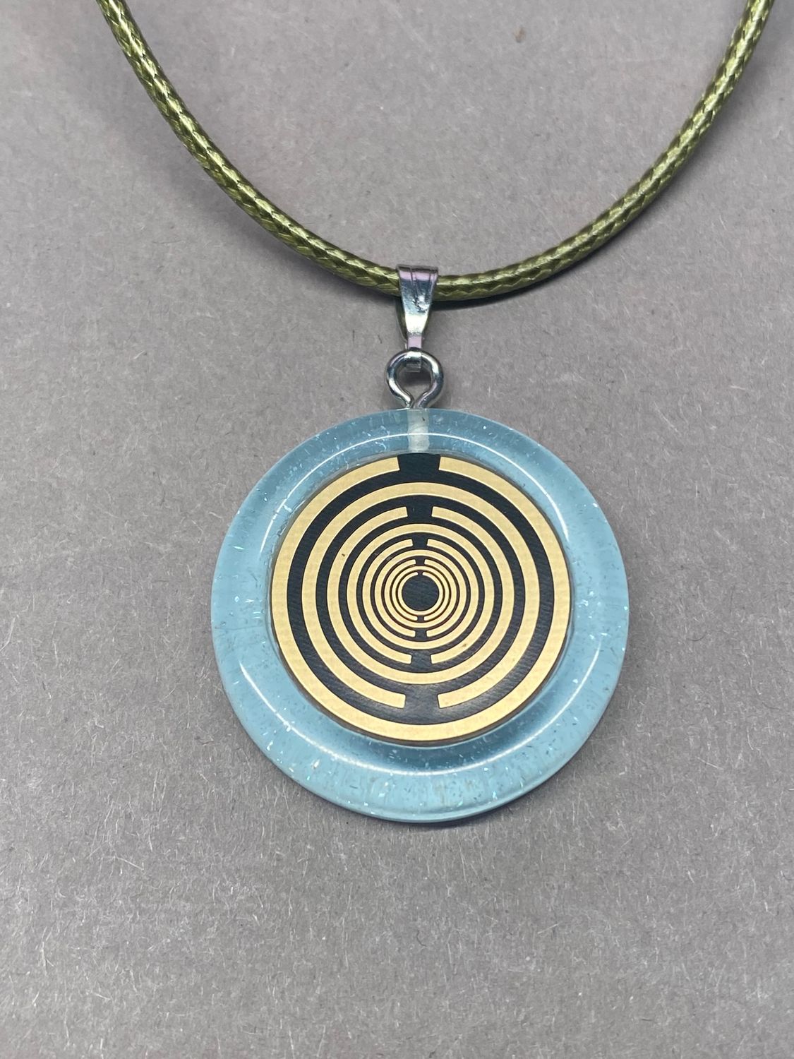 Anhänger – Resin mit Glitzer, Disc im Lakhovsky MWOn Design 18 mm, goldlegiert, kupferunterlegt, blau – Produktansicht 1