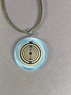 Anhänger – Resin mit Glitzer, Disc im Lakhovsky MWOn Design 18 mm, goldlegiert, kupferunterlegt, blau – Produktansicht 1