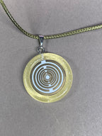 Anhänger – Resin mit Glitzer, Disc im Lakhovsky MWOn Design 18 mm, goldlegiert, kupferunterlegt, gelb – Produktansicht 1