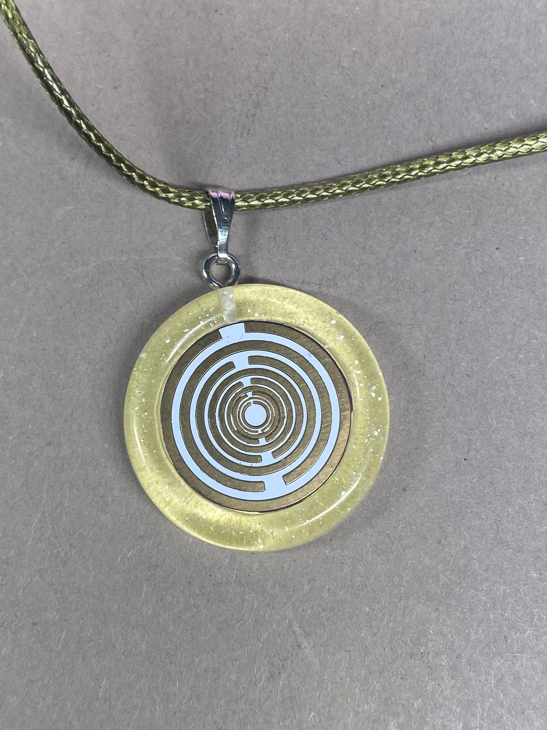 Anhänger – Resin mit Glitzer, Disc im Lakhovsky MWOn Design 18 mm, goldlegiert, kupferunterlegt, gelb – Produktansicht 1