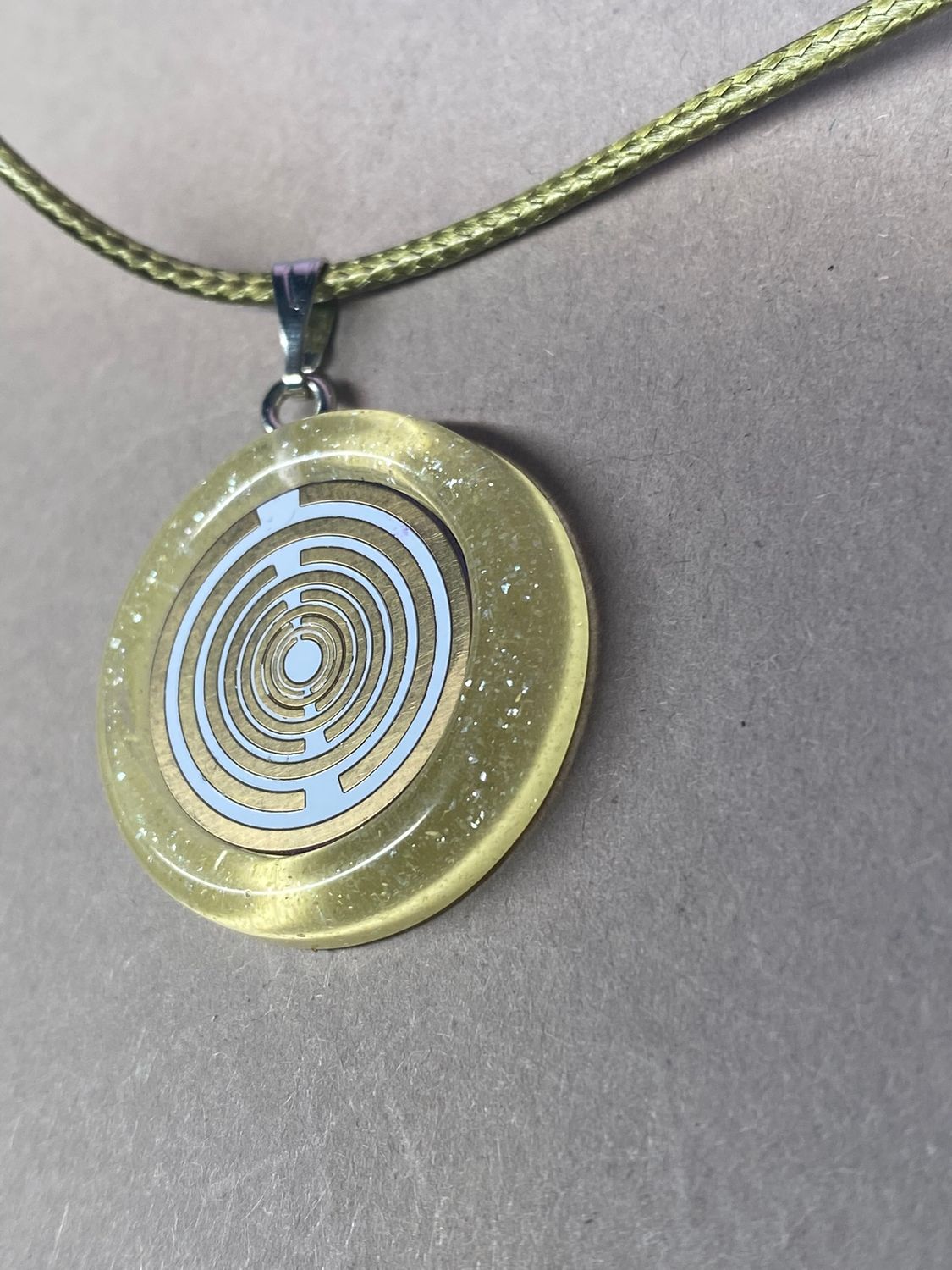 Anhänger – Resin mit Glitzer, Disc im Lakhovsky MWOn Design 18 mm, goldlegiert, kupferunterlegt, gelb – Produktansicht 1