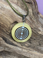 Anhänger – Resin mit Glitzer, Disc im Lakhovsky MWOn Design 18 mm, goldlegiert, kupferunterlegt, gelb – Produktansicht 1